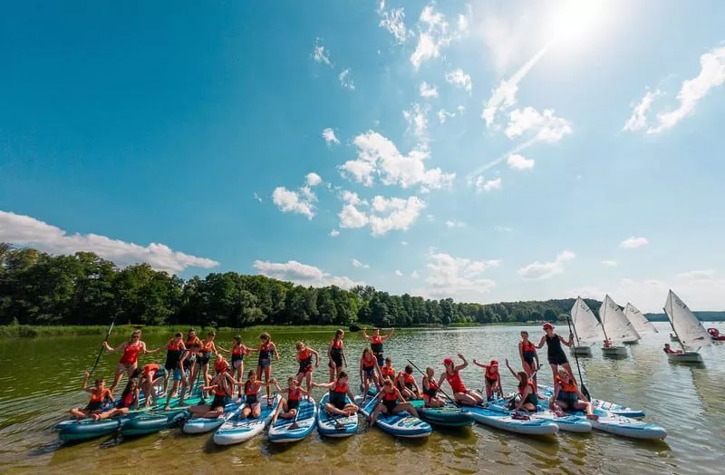 Pierwszy obóz Twojego dziecka? Sprawdź, jak przygotować swoją pociechę krok po kroku!