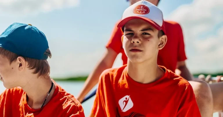 Czy nieśmiałe dziecko odnajdzie się na obozie? Sprawdź, zanim podejmiesz decyzję