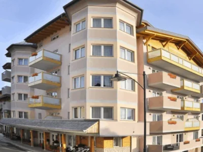 Nowoczesny budynek apartamentowy z balkonami i drewnianymi elementami. Idealny na wakacje.