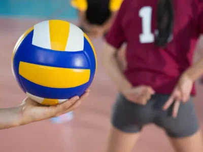 Piłka do siatkówki w dłoni, gotowa do gry. Sport, trening, zawody.