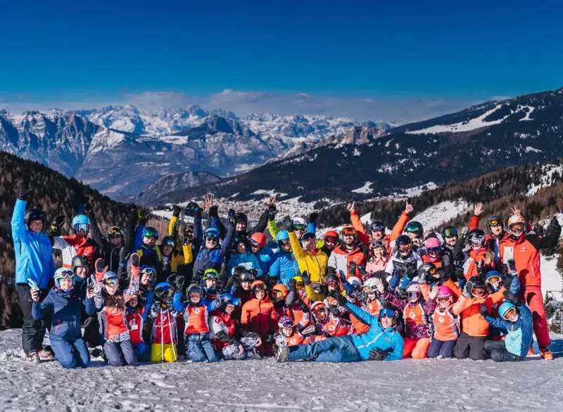 Grupa narciarzy w górach. Radosna, zimowa przygoda.