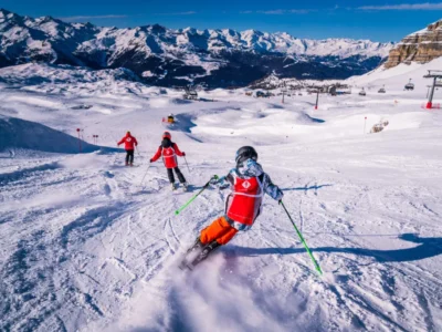Dzieci na nartach w Alpach. Jazda na nartach, sporty zimowe, piękne widoki.