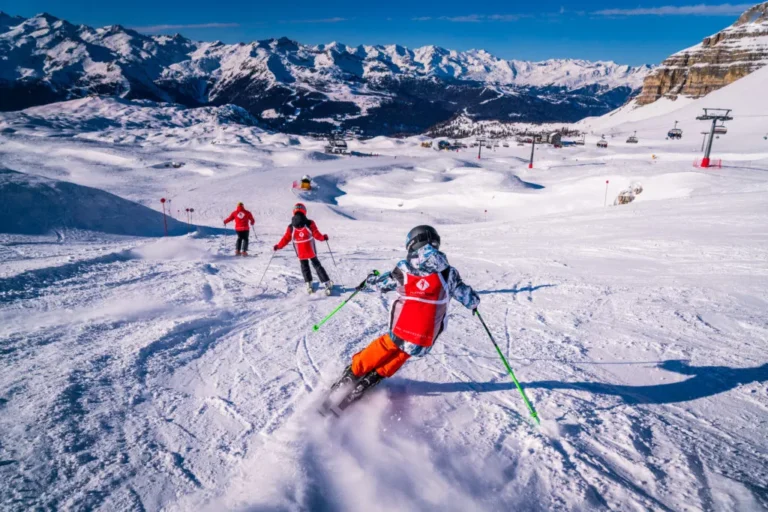 Dzieci na nartach w Alpach. Jazda na nartach, sporty zimowe, piękne widoki.