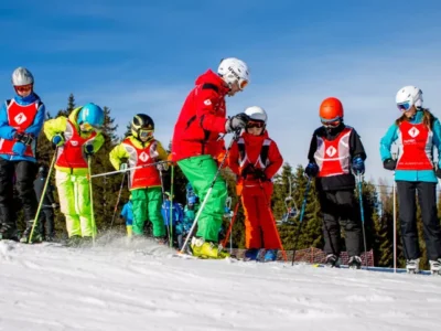 Dzieci na nartach w górach. Nauka jazdy na nartach dla najmłodszych.
