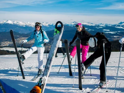 Narciarze na stoku. Zimowy sport i aktywność na świeżym powietrzu.