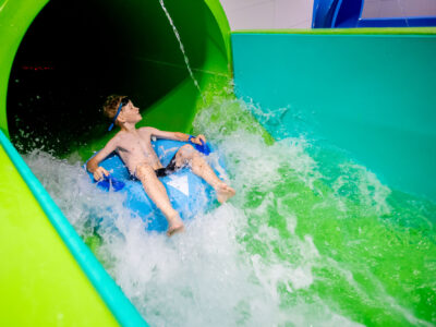 Zjazd na zjeżdżalni wodnej.