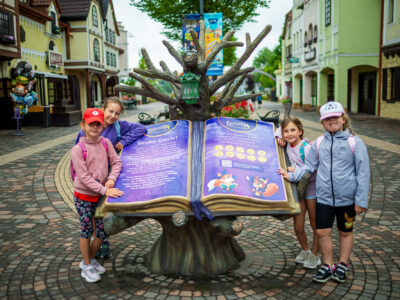 Dzieci przy magicznej księdze w Legendii. Odkryj tajemnice parku rozrywki!