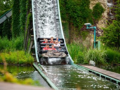 Rodzina na zjeżdżalni wodnej w parku rozrywki. Radość i zabawa!