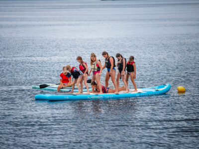 Dzieci na desce SUP. Zabawy wodne, lato, aktywność.
