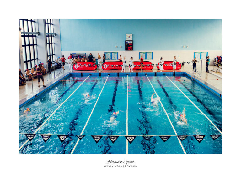 Zawody pływackie. Dzieci rywalizują w basenie. #pływanie #sport