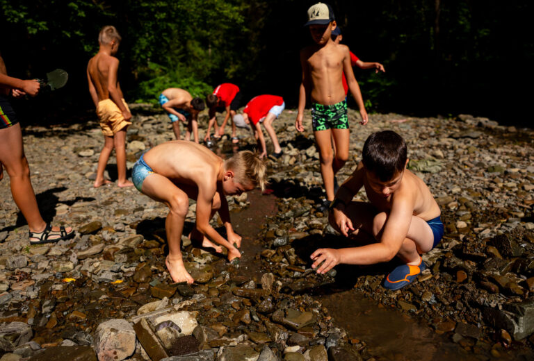 Dzieci bawiące się w rzeczy na obozie sportowym.