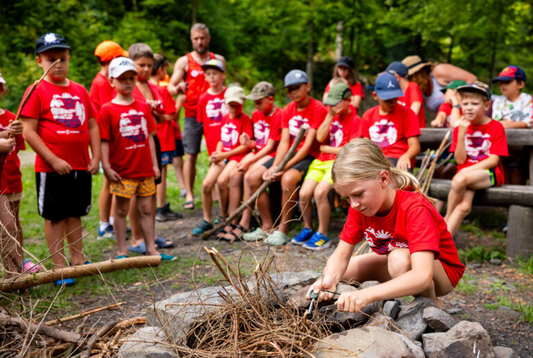 Dzieci na obozie przygotowują ognisko.