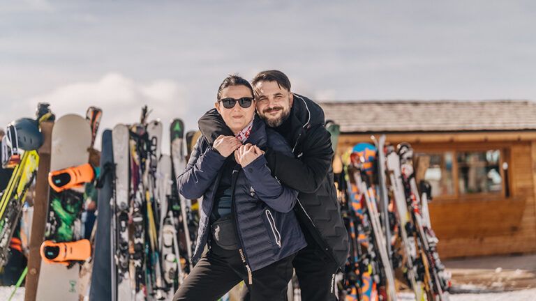 Para na nartach przy stoku. Miłość i zimowe szaleństwo.