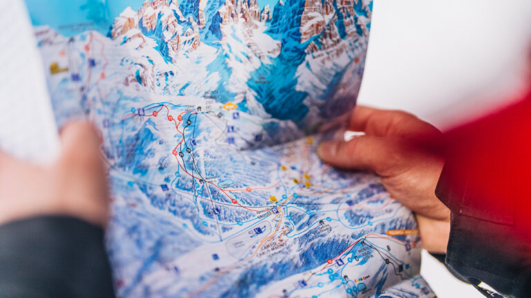 Mapa narciarska z zaznaczonymi trasami i szczytami górskimi. Planowanie zimowych wyjazdów.