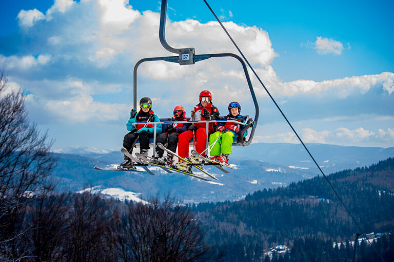 Rodzina na wyciągu narciarskim w górach. Narty, śnieg, zimowy krajobraz.