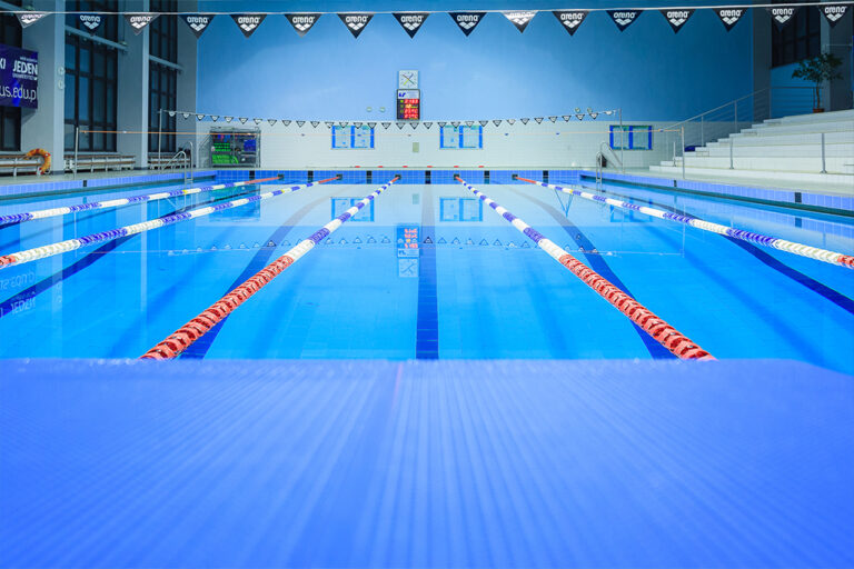 Basen pływacki z torami, idealny do treningów i zawodów. Czysta woda, nowoczesne wyposażenie.