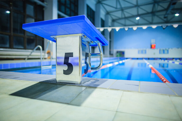 Startowy blok numer 5 przy basenie. Idealny do sportów wodnych i treningów pływackich.