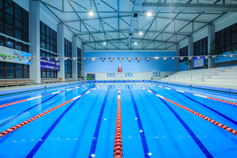 Nowoczesny basen sportowy z torami, idealny do treningów pływackich i zawodów.